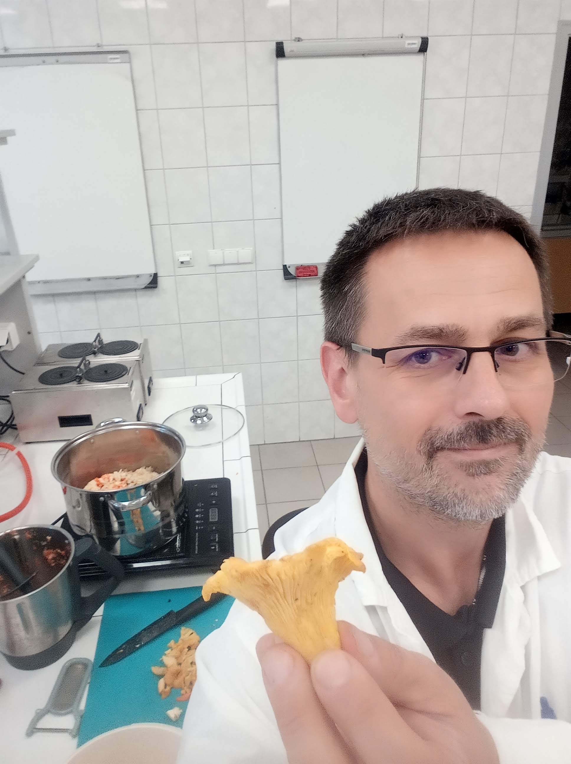 Dr hab. inż. Artur Gryszkin w laboratorium podczas przygotowania potrawy z grzybów
